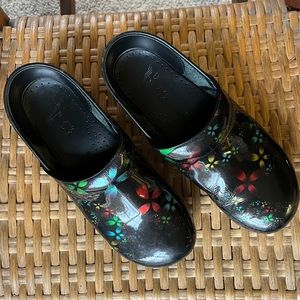 Dansko Professorial Clogs Black Patent Leather with Floral Pattern, 41EU/10US